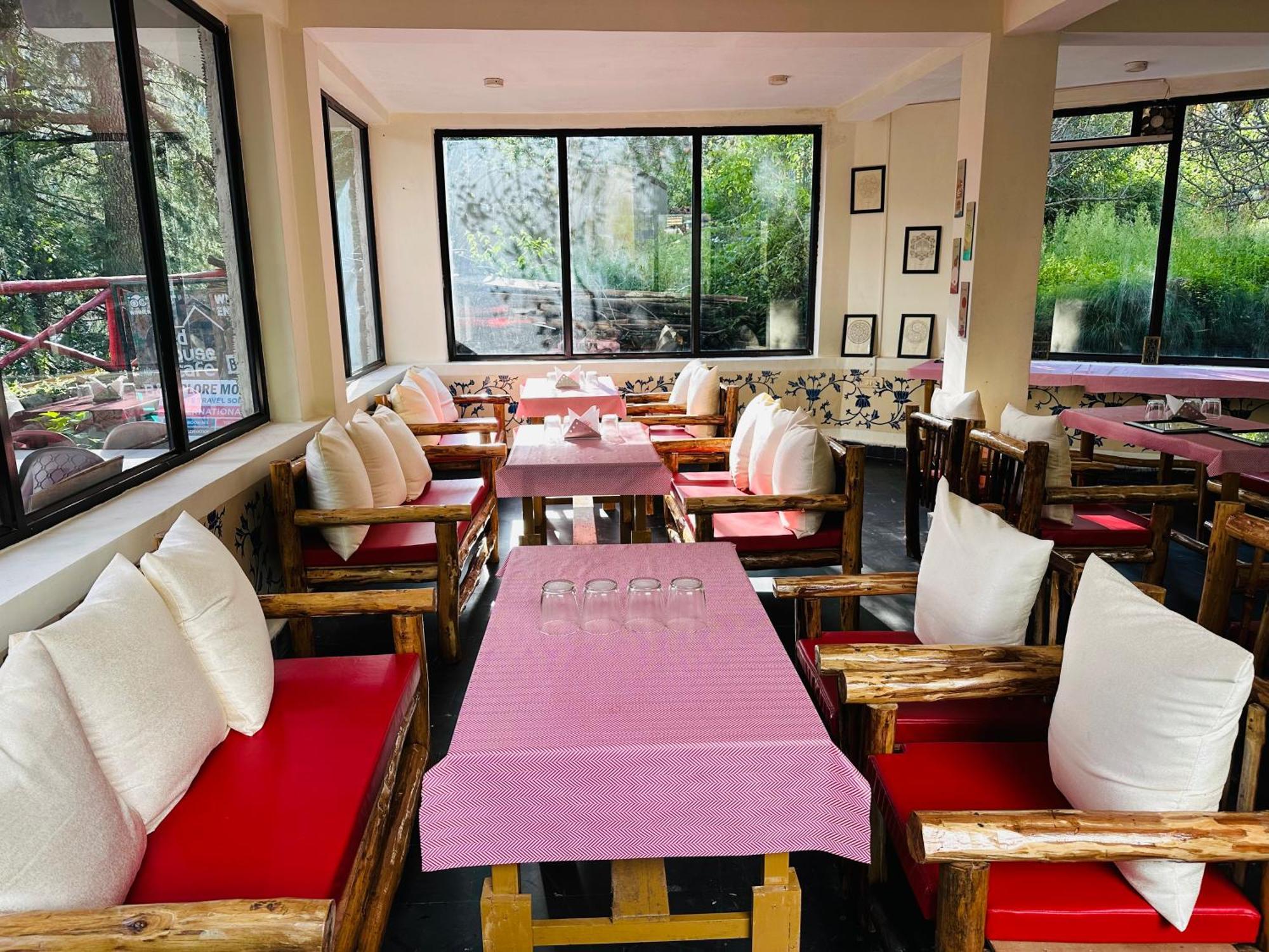 Red House Cafe And Inn Manāli Екстериор снимка