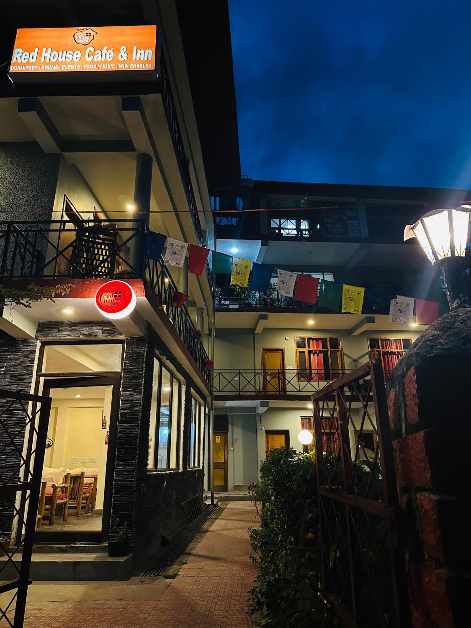 Red House Cafe And Inn Manāli Екстериор снимка