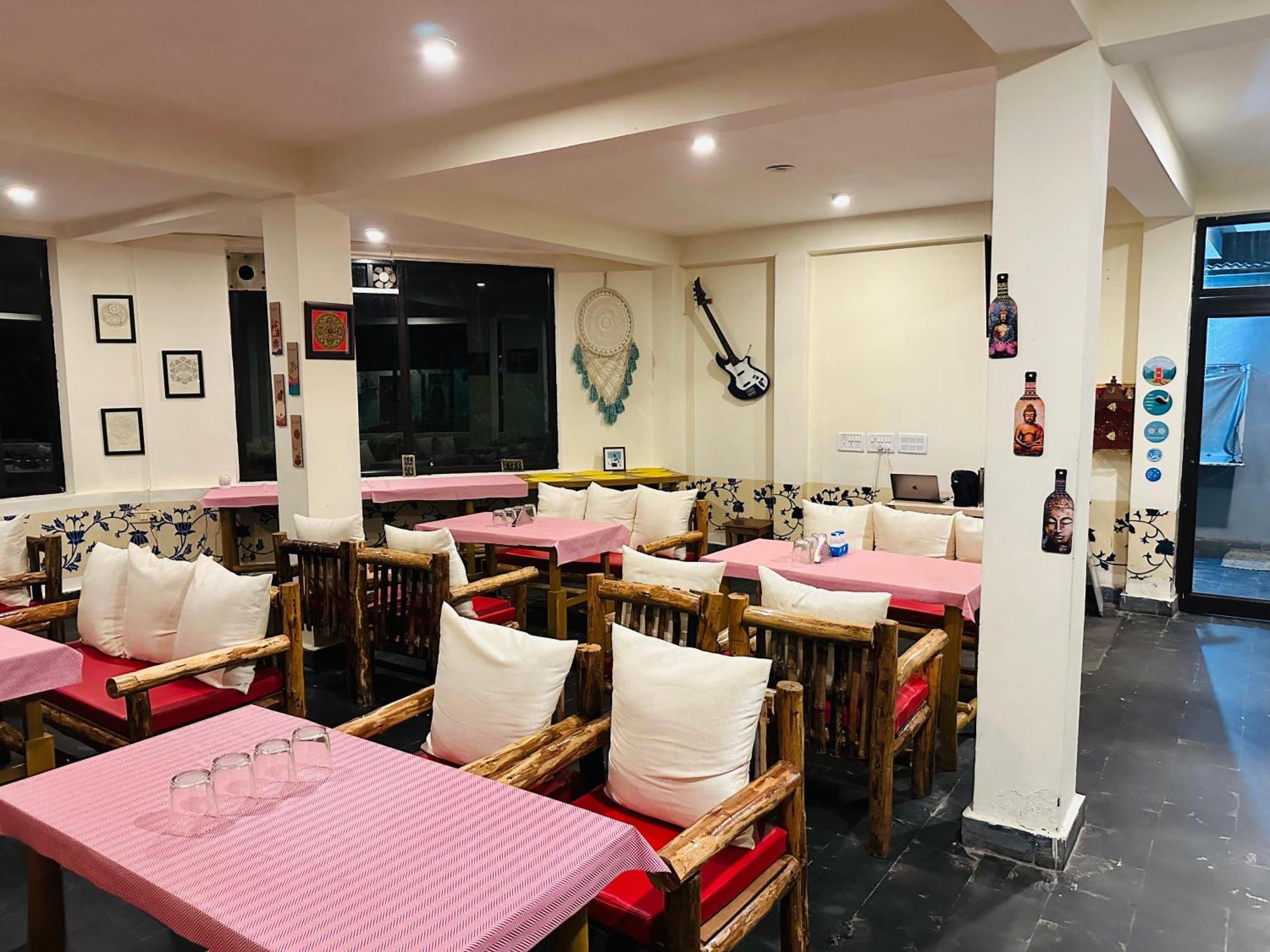 Red House Cafe And Inn Manāli Екстериор снимка