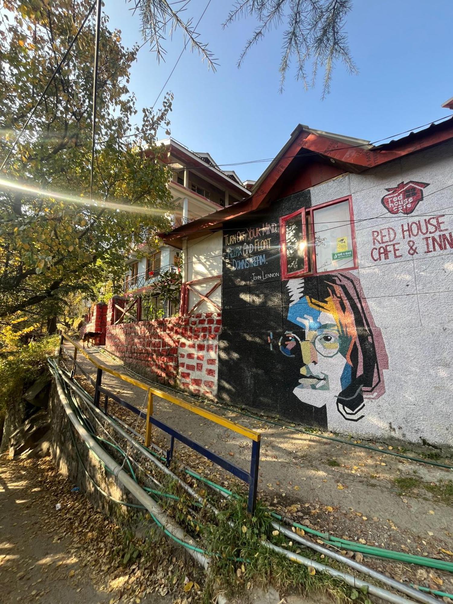 Red House Cafe And Inn Manāli Екстериор снимка