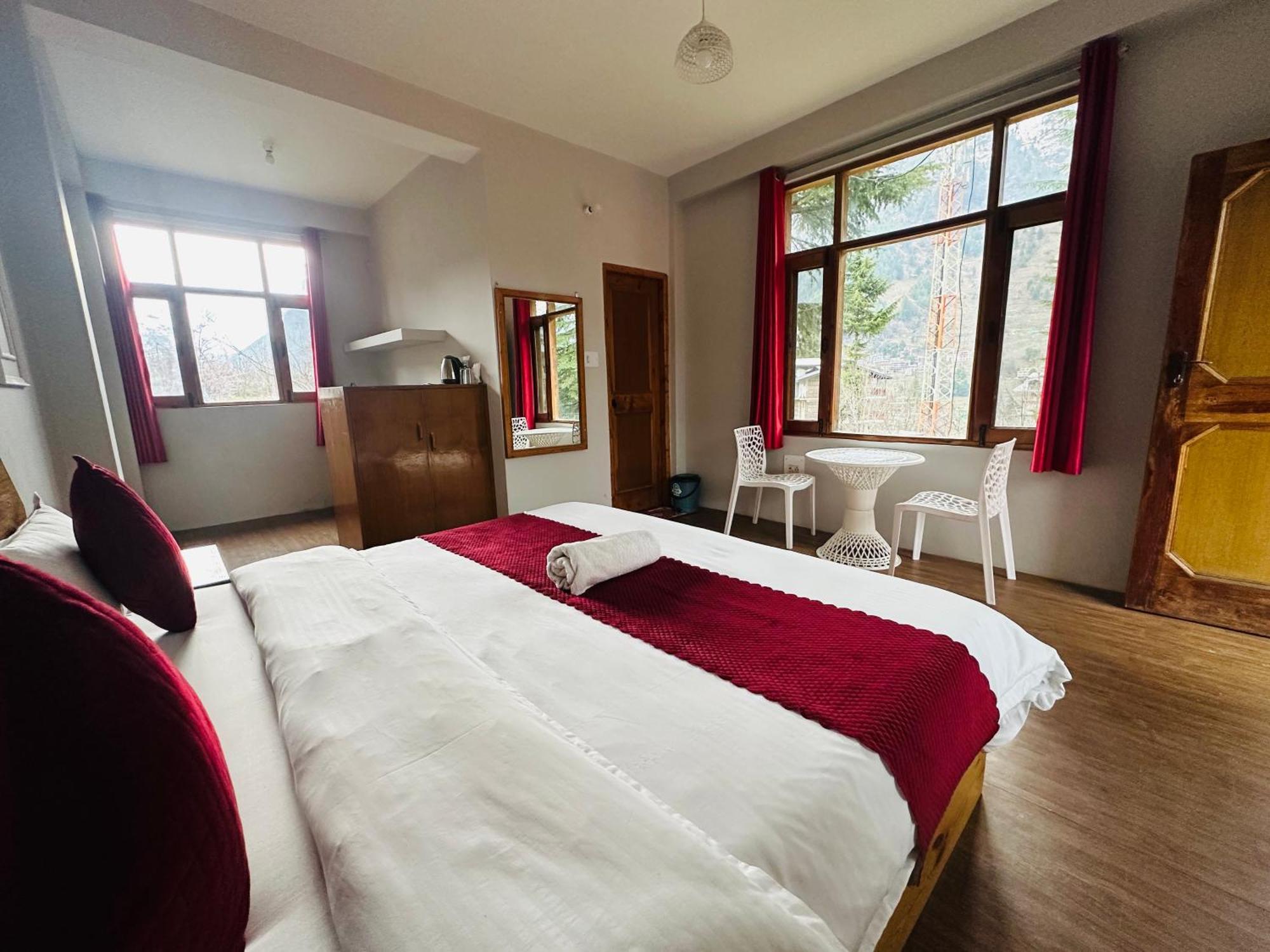 Red House Cafe And Inn Manāli Екстериор снимка
