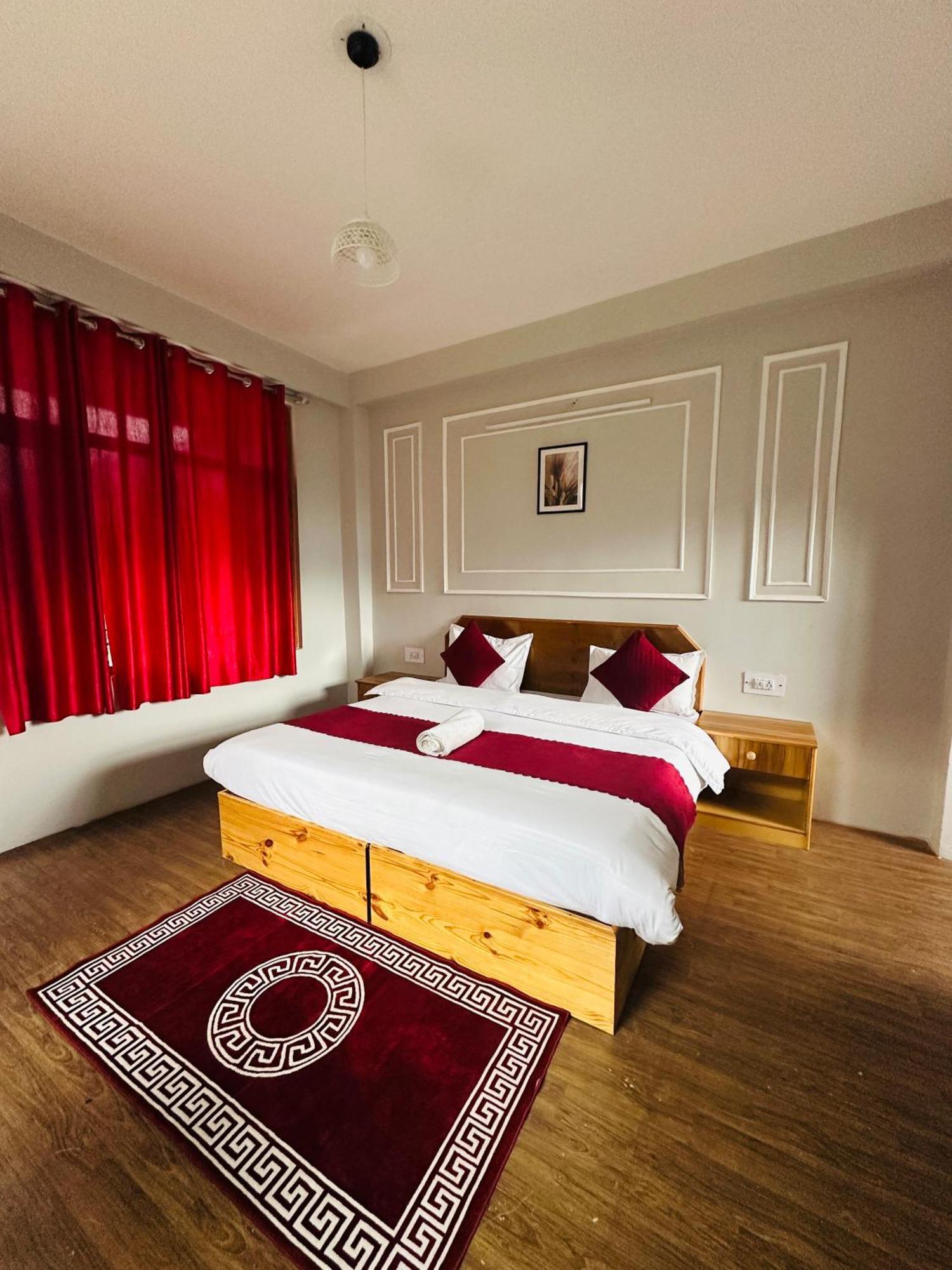 Red House Cafe And Inn Manāli Екстериор снимка