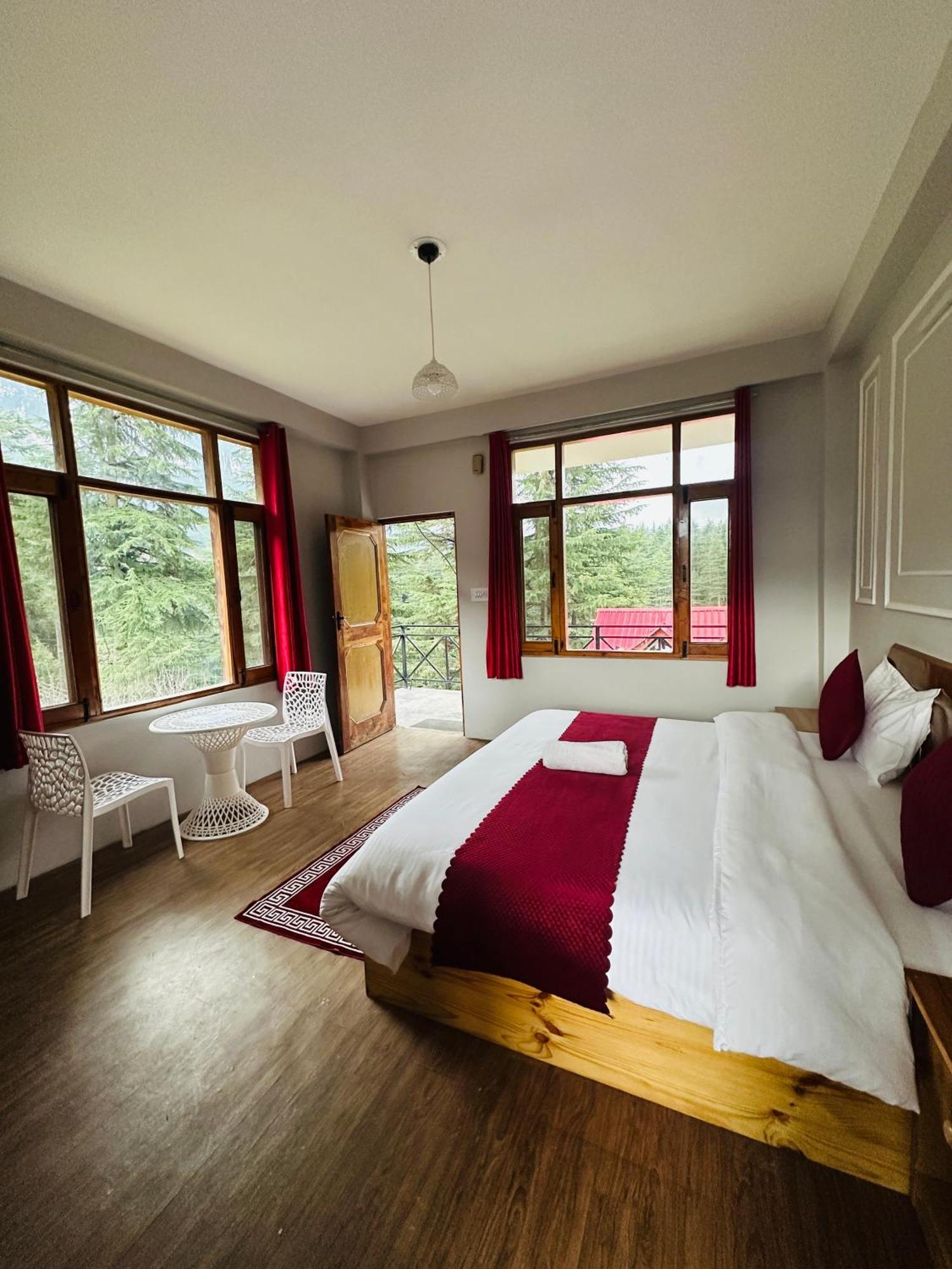 Red House Cafe And Inn Manāli Екстериор снимка