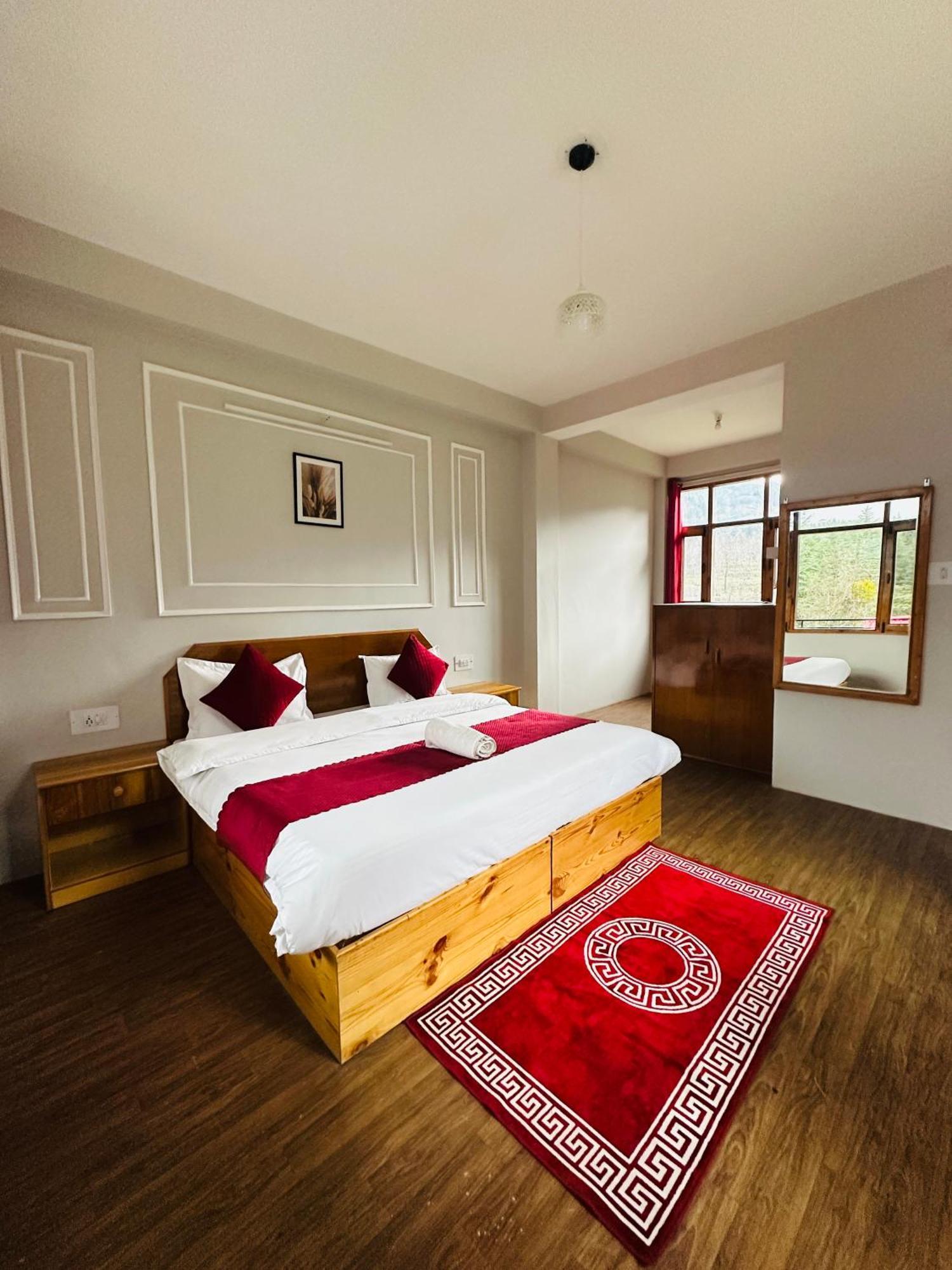 Red House Cafe And Inn Manāli Екстериор снимка
