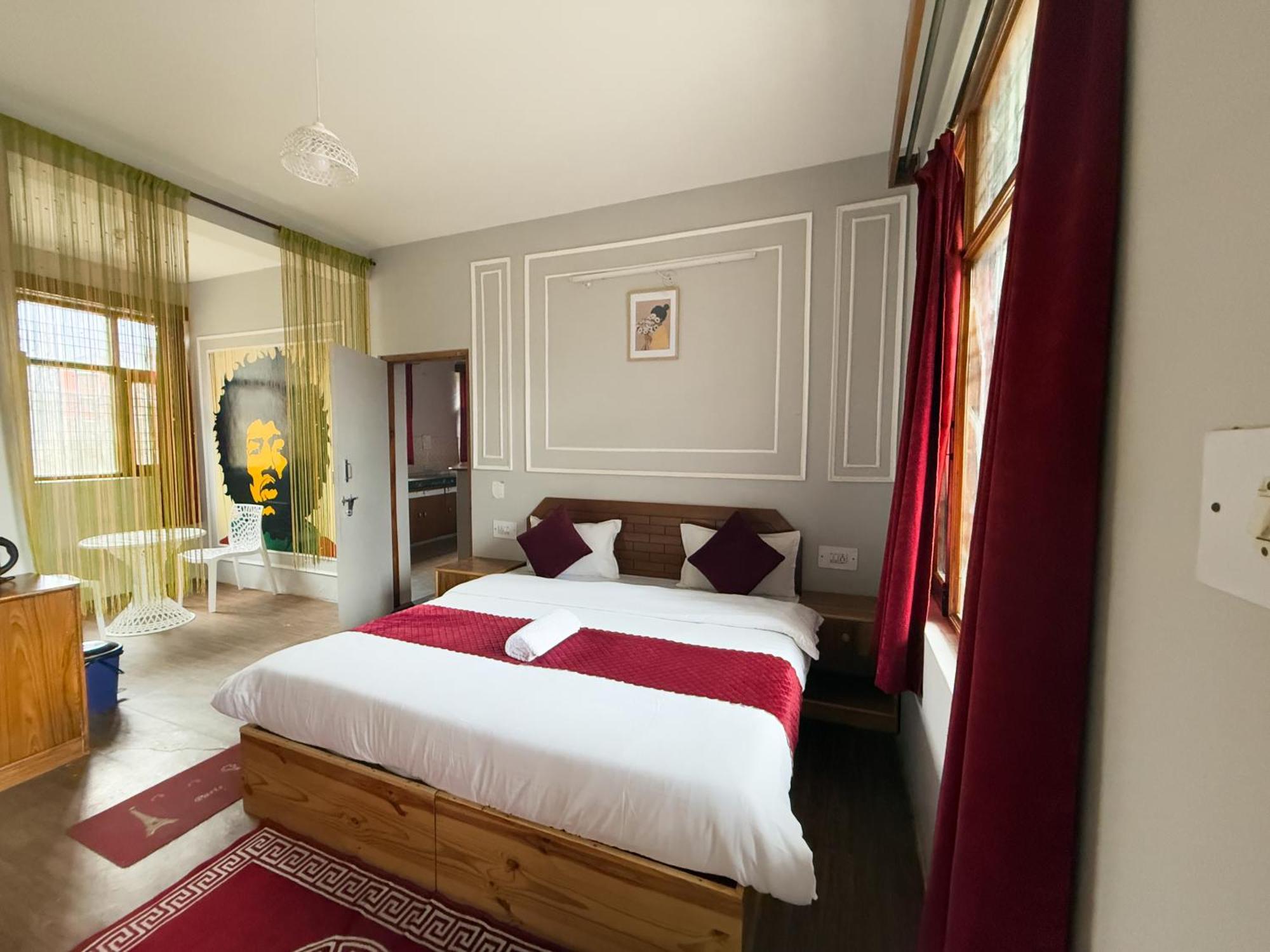 Red House Cafe And Inn Manāli Екстериор снимка