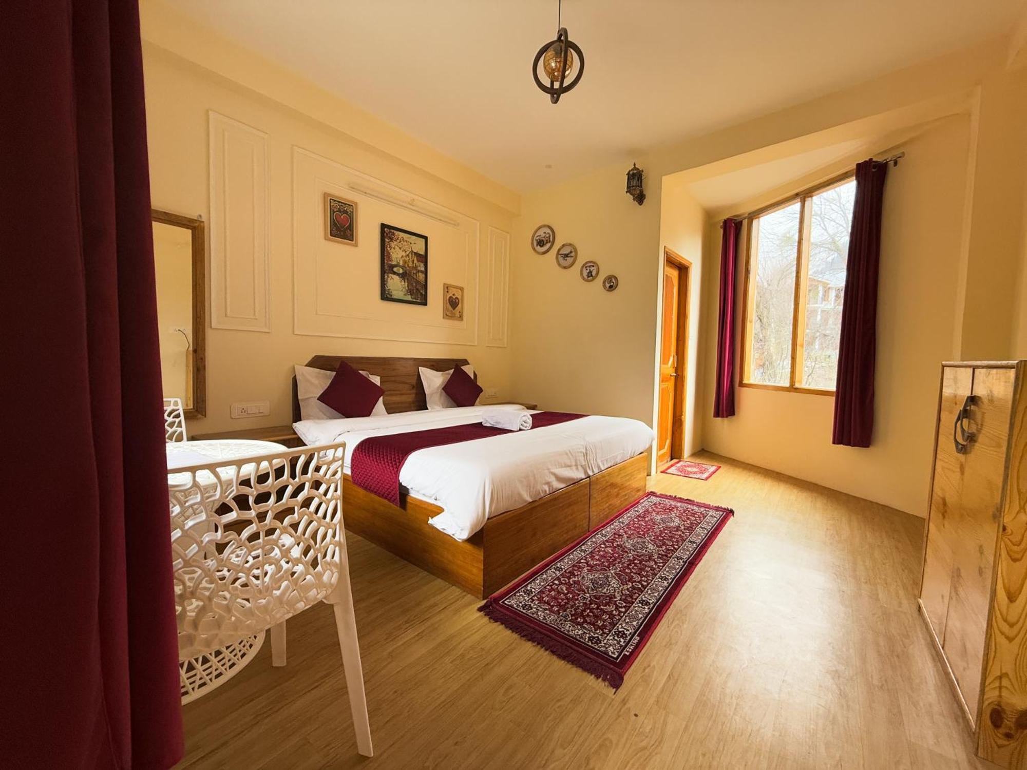 Red House Cafe And Inn Manāli Екстериор снимка
