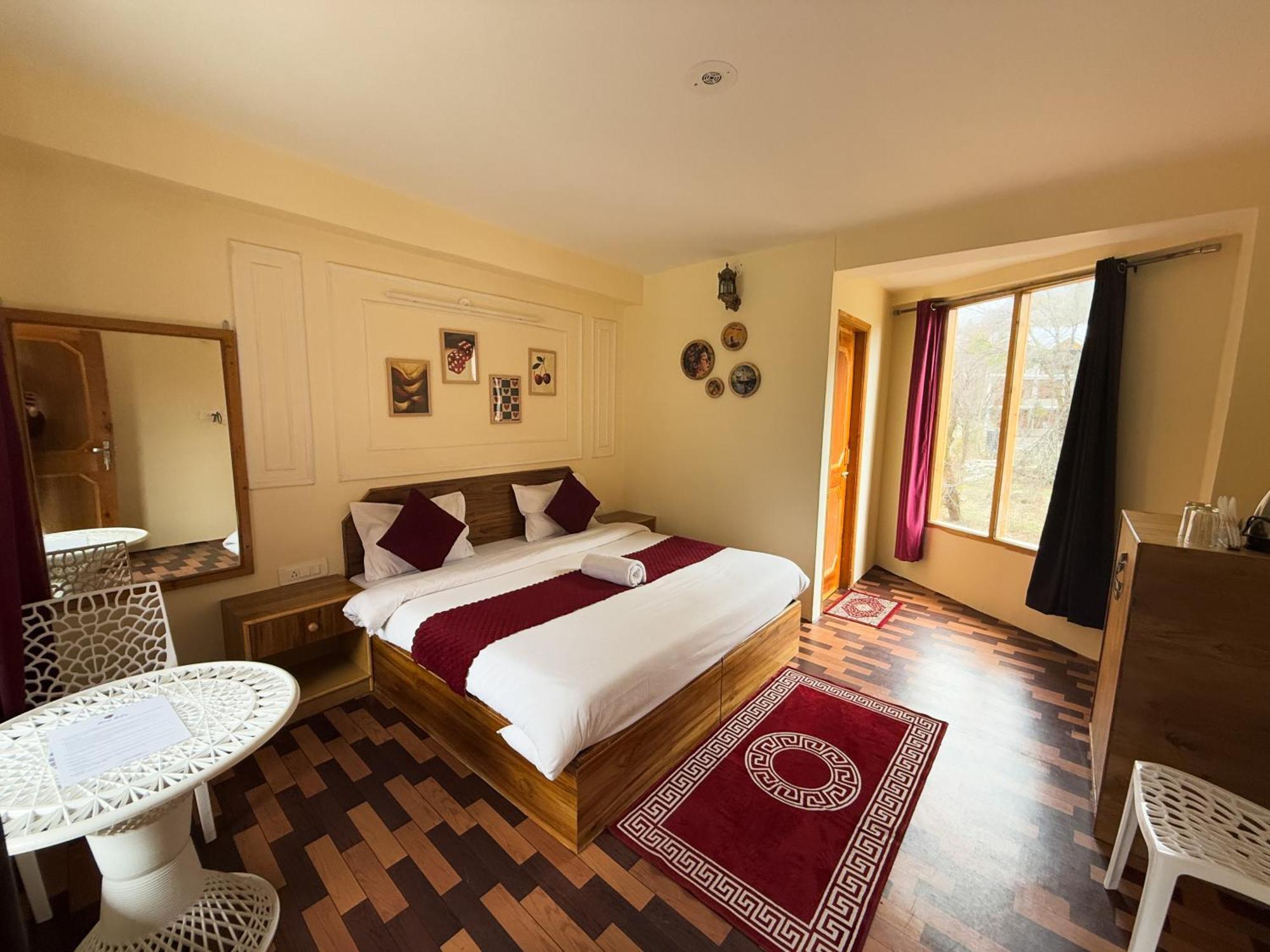 Red House Cafe And Inn Manāli Екстериор снимка